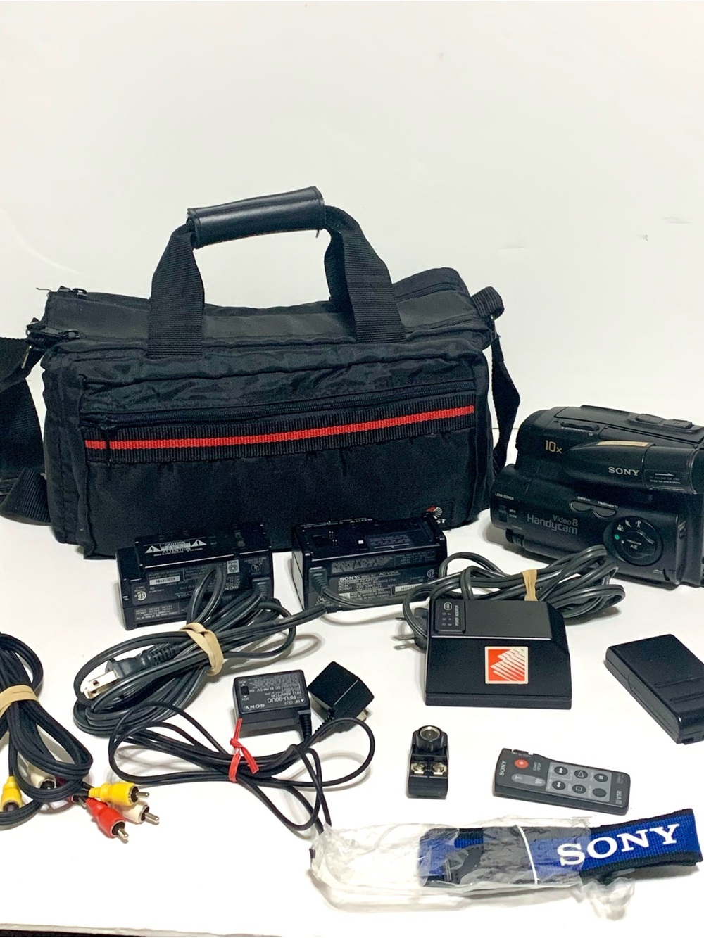Sony CCD-TR21 Video 8 Handycam Camcorder 10x Zoom Bundle Tested Working Vintage